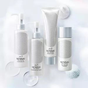 Vier Produkte der Serie „Silky Purifying“ auf weißem Hintergrund mit unterschiedlichen Texturen